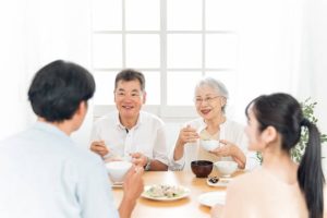 家族や親族と話をする機会を設ける