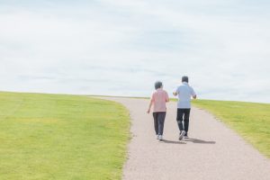 屋外で適度な運動をする