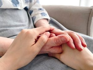 親を施設に入れるときの相談方法