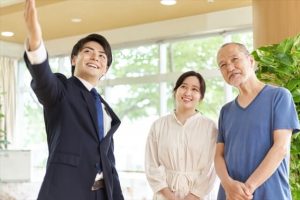 施設の見学や体験入居をする