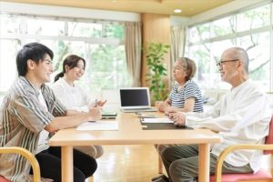 入居する親と家族で話し合う