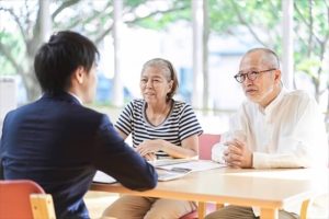 施設に入る必要性を第三者から伝える