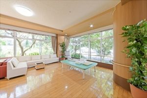 施設の見学をする