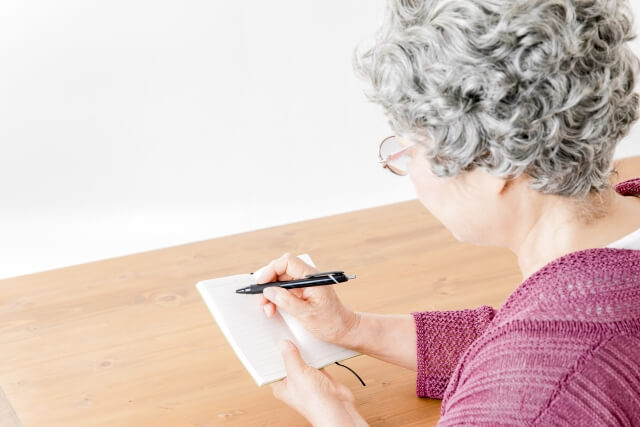 老人ホームの探し方は？相談先や探す手順について解説