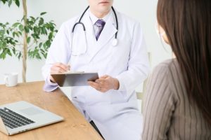 認知症の兆候を感じたら、すぐに専門医に相談する