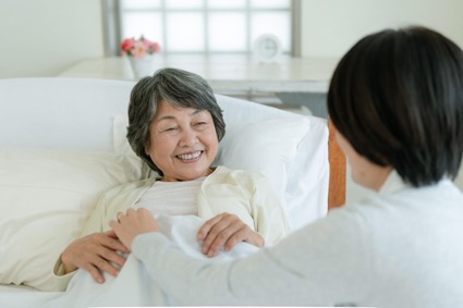 親の介護どうする？介護保険の仕組みや保険料が引かれ始める年齢を解説