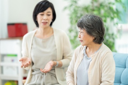 高齢者の親に施設に入りたくないと言われたらどうする？説得のポイントも解説