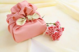 贈り物を用意するときには危険な物を避ける