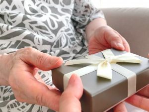 老人ホームに手土産を持っていくときの注意点