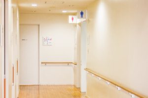 居室にトイレがない老人ホームのメリット