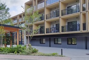 老人ホームの住み替えを検討する