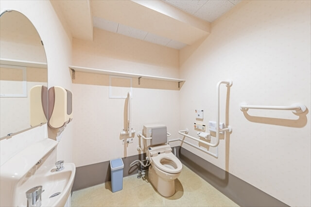老人ホームの居室にはトイレが付いている？選び方のポイントを解説
