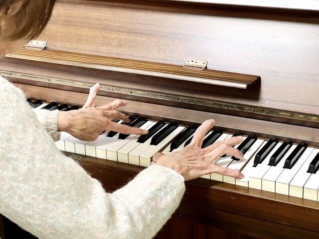 老人ホームの音楽療法とは？具体例や効果をわかりやすく解説