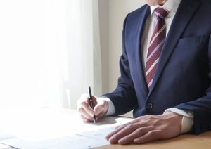老人ホームに入るときは保証人が必要？