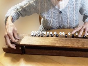 老人ホームでよく取り入れられている音楽療法とは？