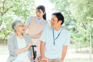 老人ホームとデイサービスは併用できる？
