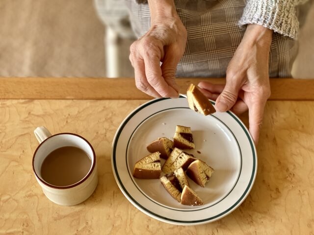 老人ホームで提供されるおやつの種類や役割を詳しく紹介