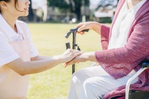 病気があっても老人ホームに入所できる？