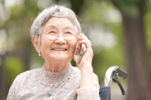 老人ホームへスマートフォンを持ち込んでも大丈夫？注意点を詳しく紹介