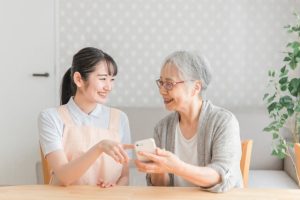 老人ホームへのスマートフォン持ち込みはNG？