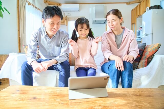 老人ホームにおけるオンライン面会のメリットや注意点を徹底解説