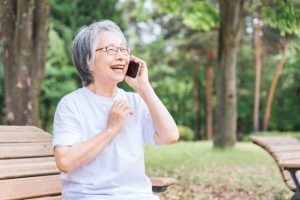 老人ホーム入所時はスマートフォンを持ち込むべき？