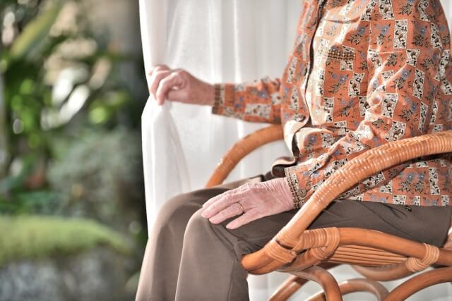 老人ホームに適した服装選びのポイントを詳しく解説