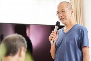 老人ホームではカラオケを楽しめる？