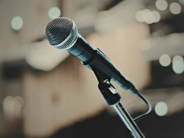 老人ホームではカラオケを楽しめる？歌の効果や人気の曲を紹介