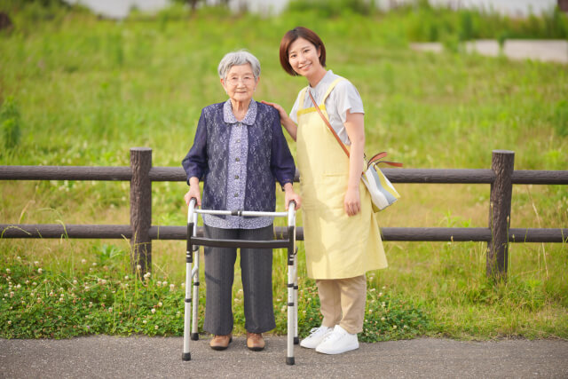 老人ホームでは散歩に行くことは可能？注意点を詳しく紹介