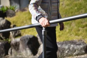 老人ホームでは散歩に出かけることは可能？
