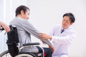 老人ホームで医師が行う医療行為