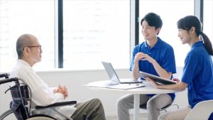 民間の老人ホームと公的な老人ホームの違い