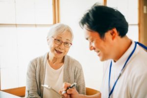 老人ホームに入所してからも通院できる？