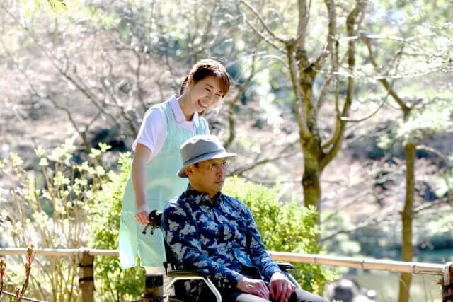 車椅子でも老人ホームに入居できる？適した施設の選び方を紹介