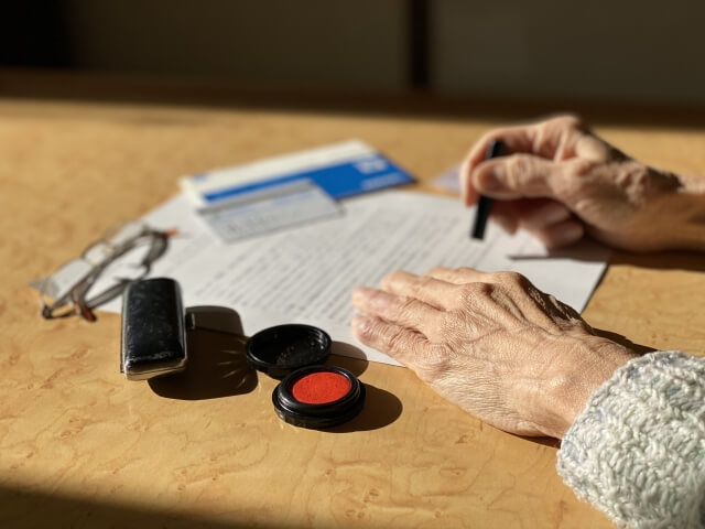 老人ホームの入居準備｜印刷して使える持ち物・手続きチェックリスト