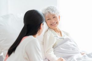 身元保証人なしで老人ホーム入居を実現する4つの具体的な解決策