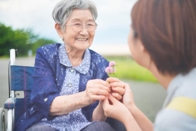 老人ホームの費用 内訳｜パンフレットに載らない隠れた出費をプロが公開