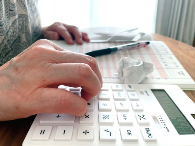 老人ホームの費用が払えない時の対処法｜滞納・退去を避ける5つの救済策