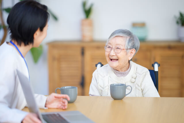 老人ホームの年間費用はいくら？施設種別の相場と年間収支シミュレーション