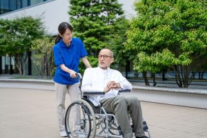 老人ホームの年間費用の相場｜施設種別で比較