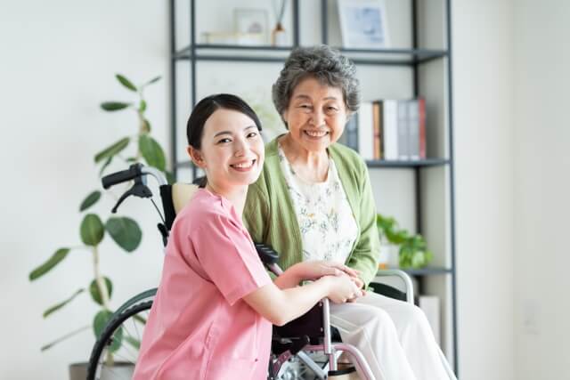 老人ホームの費用は要介護2だと月額15万〜25万円！在宅との比較と判断基準