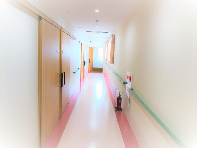 老人ホーム費用の月額相場は15～25万円！施設別の内訳と失敗しないチェックポイント