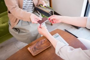 老人ホーム費用はクレジットカード払いできる?