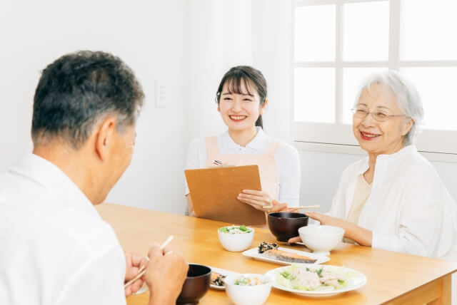 老人ホーム費用は保険でいくら安くなる？介護保険・民間保険の節約額を徹底試算