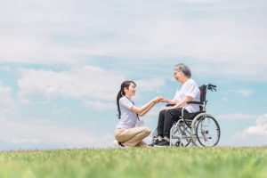 民間でも老人ホームの費用を公営並みに抑える施設探しのコツ