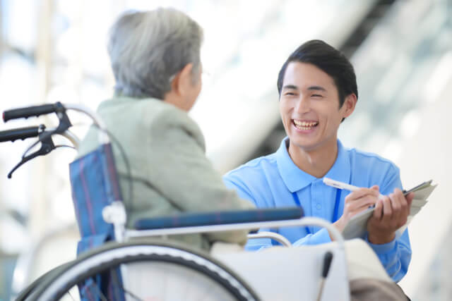 老人ホームの費用は公営と民間でいくら違う？料金差とサービスを比較