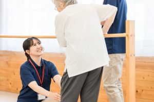 老人ホーム費用は呼び寄せと地元のどっちが得?