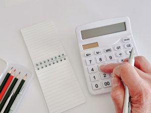 公的介護保険で老人ホーム費用はいくら安くなる？