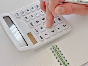 老人ホーム費用は独身ならいくら必要?
